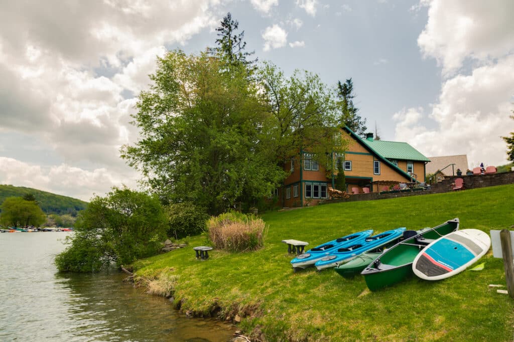 Deep Creek Lake Hotels for a romantic getaway, photo of the lake with kayaks and boats
