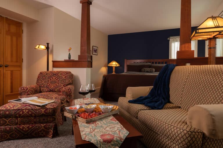 Deep Creek Lake Hotels, photo of a romantic guest suite at the Lake Pointe Inn in Maryland