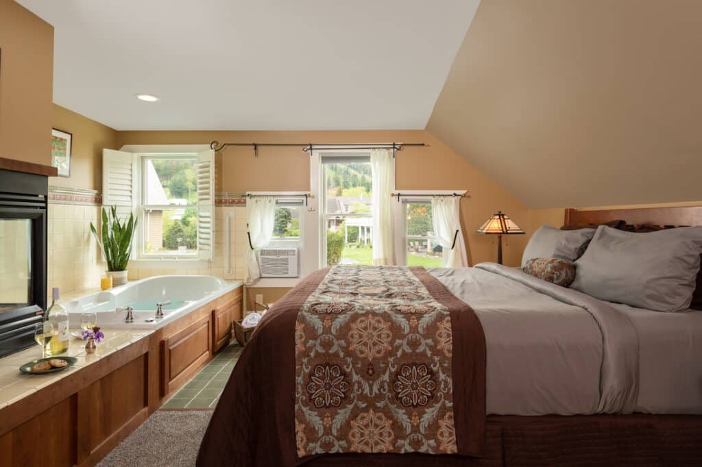 Deep Creek Lake Boat Rentals, photo of a guest room at the Lake Pointe Inn