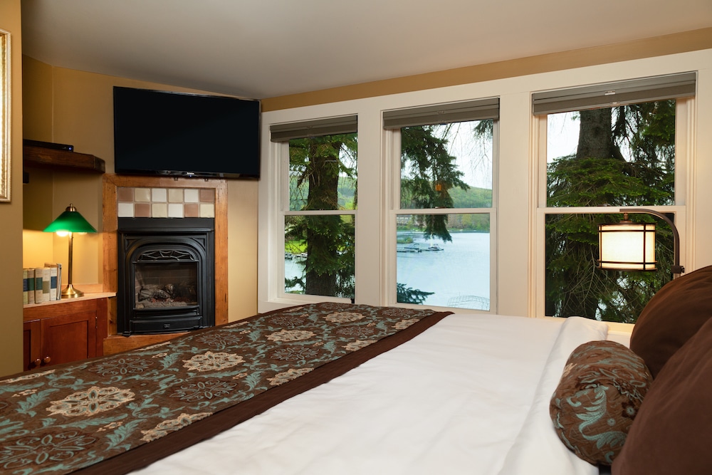 A beautiful room at our Deep Creek Lake Hotel just across the street from Wisp Resort