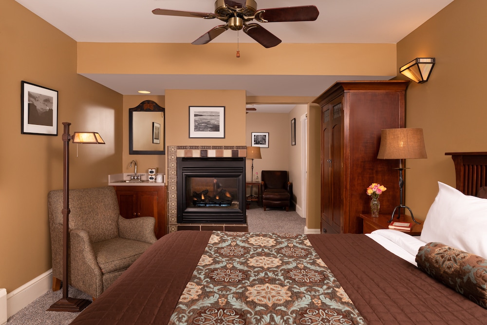 Photo of a guest suite at our Deep Creek Lake Hotel